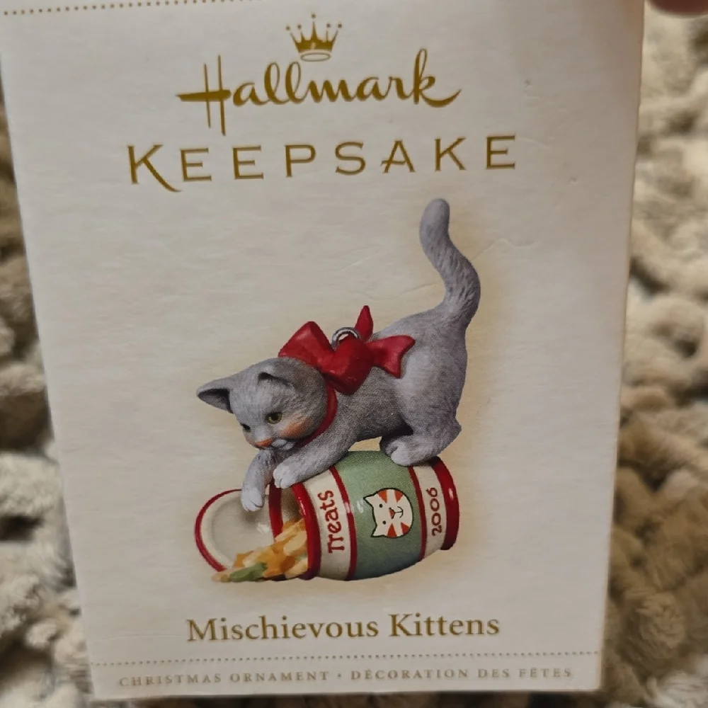 Hallmark Keepsake Ornament with Gray and Red‎ Cat